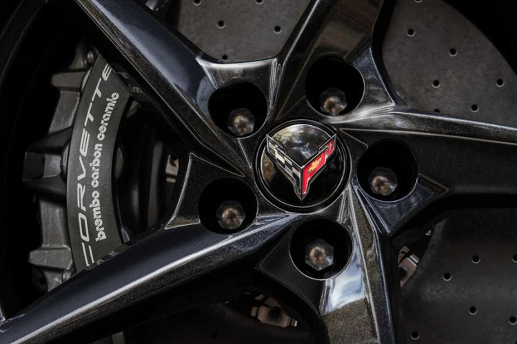 Bên cạnh vành la-zăng, mẫu xe này còn có một đặc điểm nhận dạng nữa là đường kẻ sọc màu xanh dương Electric Blue, kéo dài từ nắp ca-pô lên nóc và đến đuôi xe. Khi mua Chevrolet Corvette E-Ray 2024, khách hàng có thể chọn 1 trong 14 màu sơn ngoại thất khác nhau, bao gồm 3 màu mới là xanh dương Riptide Blue, xám Seawolf Gray và xanh bạc hà Cacti.