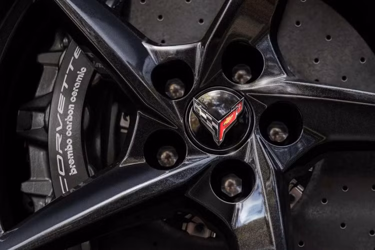 Bên cạnh vành la-zăng, mẫu xe này còn có một đặc điểm nhận dạng nữa là đường kẻ sọc màu xanh dương Electric Blue, kéo dài từ nắp ca-pô lên nóc và đến đuôi xe. Khi mua Chevrolet Corvette E-Ray 2024, khách hàng có thể chọn 1 trong 14 màu sơn ngoại thất khác nhau, bao gồm 3 màu mới là xanh dương Riptide Blue, xám Seawolf Gray và xanh bạc hà Cacti.