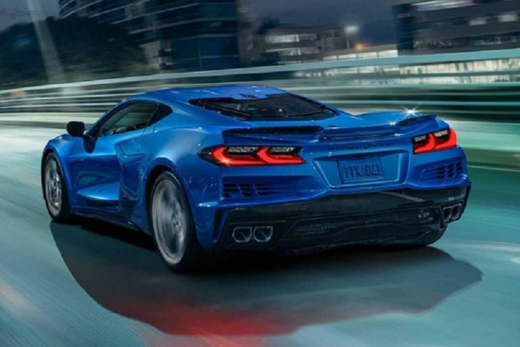 Vì dung lượng pin nhỏ nên quãng đường di chuyển không cần dùng động cơ xăng của mẫu xe này rất giới hạn, ước tính khoảng 8 km ở chế độ Stealth. Đây là chế độ lái dành riêng cho Chevrolet Corvette E-Ray 2024 và chỉ giúp xe đạt vận tốc tối đa 72 km/h. Mục đích chính của chế độ Stealth là cho phép xe vận hành yên tĩnh để không đánh thức hàng xóm dậy lúc sáng sớm hoặc nửa đêm.