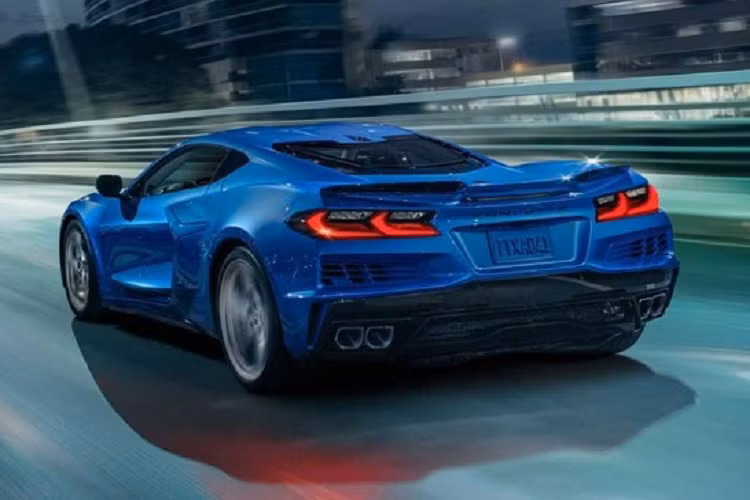 Vì dung lượng pin nhỏ nên quãng đường di chuyển không cần dùng động cơ xăng của mẫu xe này rất giới hạn, ước tính khoảng 8 km ở chế độ Stealth. Đây là chế độ lái dành riêng cho Chevrolet Corvette E-Ray 2024 và chỉ giúp xe đạt vận tốc tối đa 72 km/h. Mục đích chính của chế độ Stealth là cho phép xe vận hành yên tĩnh để không đánh thức hàng xóm dậy lúc sáng sớm hoặc nửa đêm.