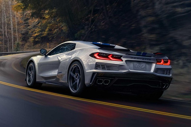 Thiết kế đầu xe của Chevrolet Corvette E-Ray 2024 cũng không giống với Corvette Stingray nhờ những chi tiết nằm ngang nổi bật mới. Thêm vào đó là khe gió hẹp hơn ở phía sau trong khi 4 ống xả của mẫu xe này lại giống với Chevrolet Corvette C8 Stingray hơn. Điều này không có gì lạ vì Chevrolet Corvette E-Ray 2024 không được trang bị động cơ V8, dung tích 5.5L như Corvette Z06.