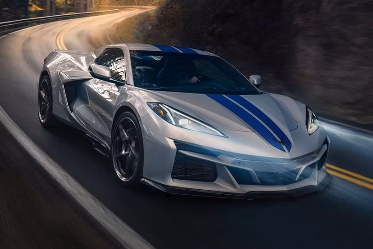 Tổng cộng, Chevrolet Corvette E-Ray 2024 sở hữu công suất tối đa 655 mã lực và hệ dẫn động 4 bánh toàn thời gian. So với Chevrolet Corvette Z06, mẫu xe hybrid này nặng hơn 136 kg, đạt trọng lượng 1.712 kg ở cấu hình coupe và 1.479 kg ở cấu hình mui trần. Tuy nhiên, Chevrolet vẫn khẳng định đây là phiên bản nhanh nhất của dòng Corvette từ trước đến nay.