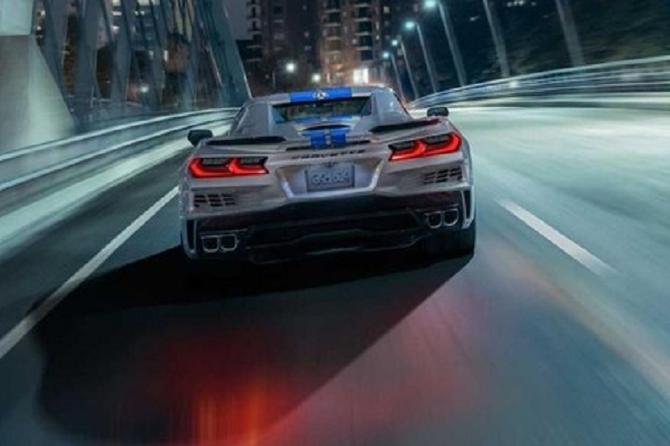 Theo hãng Chevrolet, nhờ mô-tơ điện đặt phía trước và pin nằm giữa xe nên khoang hành lý của Corvette E-Ray không bị ảnh hưởng nhiều. Trong khi đó, không gian nội thất của Chevrolet Corvette E-Ray 2024 cũng giữ nguyên như phiên bản dùng động cơ xăng thông thường.