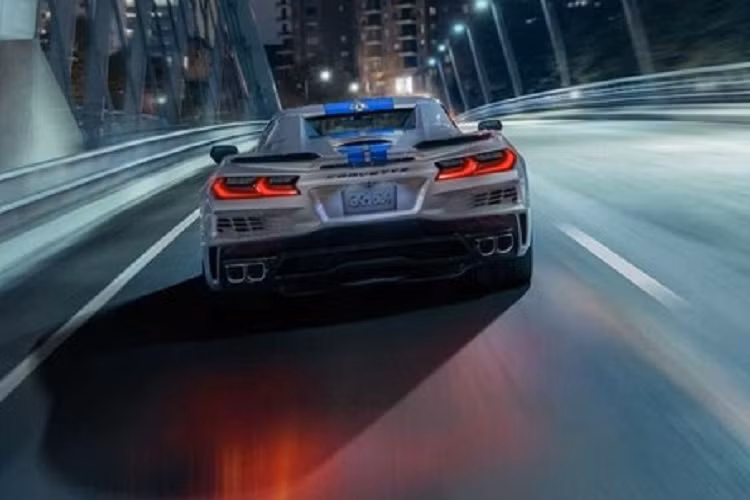 Theo hãng Chevrolet, nhờ mô-tơ điện đặt phía trước và pin nằm giữa xe nên khoang hành lý của Corvette E-Ray không bị ảnh hưởng nhiều. Trong khi đó, không gian nội thất của Chevrolet Corvette E-Ray 2024 cũng giữ nguyên như phiên bản dùng động cơ xăng thông thường.