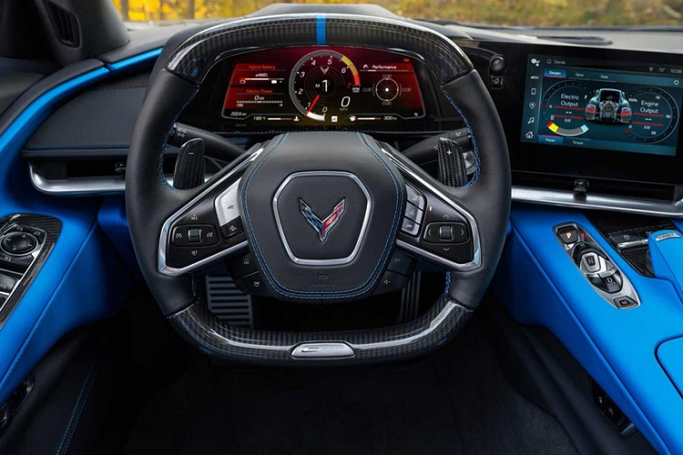 Cụ thể, Chevrolet Corvette E-Ray 2024 có thể tăng tốc từ 0-96 km/h trong thời gian chỉ 2,5 giây, nhanh hơn 0,1 giây so với Corvette Z06. Bên cạnh đó, xe còn sở hữu vận tốc tối đa khoảng 290 km/h. Chevrolet Corvette E-Ray 2024 được trang bị cụm pin lithium-ion khá nhỏ với dung lượng chỉ 1,1 kWh để chạy mô-tơ điện đồng bộ nam châm vĩnh cửu.