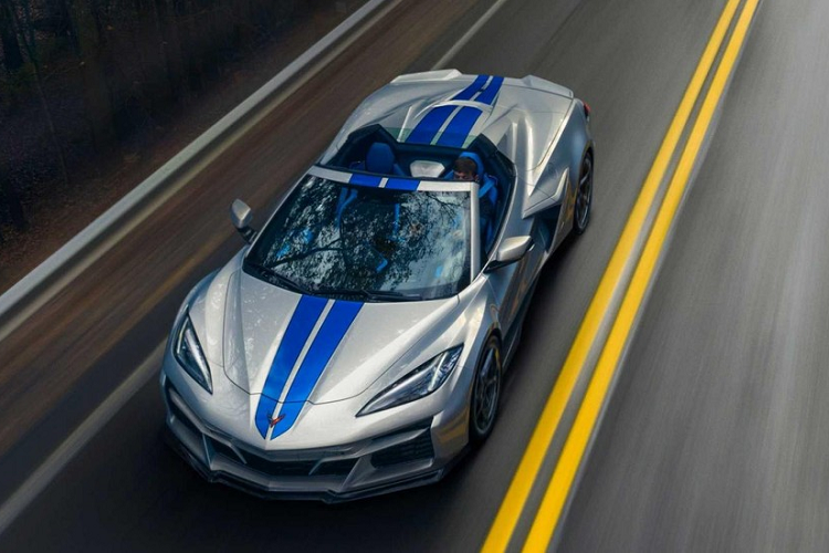 Mẫu xe thể thao Chevrolet Corvette E-Ray 2024 không được ra đời như mẫu xe thay thế Corvette Grand Sport. Thay vào đó, trong dòng Chevrolet Corvette, mẫu xe này sẽ được định vị tương tự phiên bản Turbo của Porsche 911. Trong khi đó, Chevrolet C8 Stingray là bản tiêu chuẩn, tương tự Porsche 911 Carrera, và Corvette Z06 như 911 GT3.