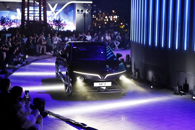 VinFast áp dụng gói thuê pin 2,9 triệu đồng/tháng cho quãng đường di chuyển tối đa 3.000 km/tháng, và 4,8 triệu đồng/tháng nếu đi nhiều hơn 3.000 km. Mức cọc thuê pin là 41 triệu đồng, sẽ được hoàn trả lại cho khách hàng khi khách hàng dừng hợp đồng thuê pin, trả lại pin cho VinFast hoặc chuyển nhượng xe và pin cho người khác.