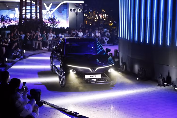 VinFast áp dụng gói thuê pin 2,9 triệu đồng/tháng cho quãng đường di chuyển tối đa 3.000 km/tháng, và 4,8 triệu đồng/tháng nếu đi nhiều hơn 3.000 km. Mức cọc thuê pin là 41 triệu đồng, sẽ được hoàn trả lại cho khách hàng khi khách hàng dừng hợp đồng thuê pin, trả lại pin cho VinFast hoặc chuyển nhượng xe và pin cho người khác.