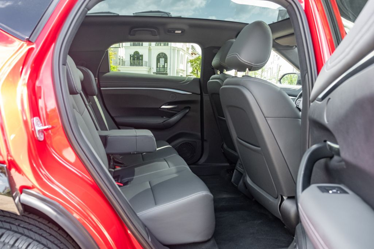 Đây là các tính năng chỉ có trên ôtô điện VinFast, khác biệt hoàn toàn so với các mẫu xe xăng cùng phân khúc. Xe được áp dụng chính sách bảo hành chính hãng tốt nhất thị trường, với thời hạn 10 năm hoặc 200.000 km (tùy điều kiện nào đến trước), pin đi kèm xe cũng được bảo hành 10 năm, không giới hạn số km.