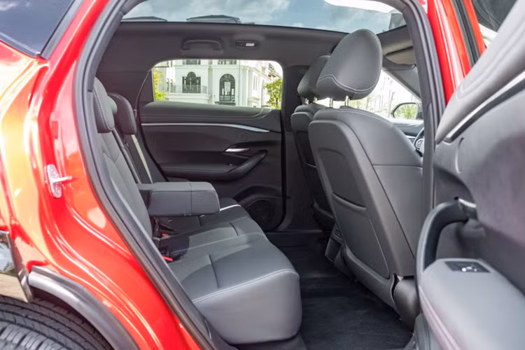 Đây là các tính năng chỉ có trên ôtô điện VinFast, khác biệt hoàn toàn so với các mẫu xe xăng cùng phân khúc. Xe được áp dụng chính sách bảo hành chính hãng tốt nhất thị trường, với thời hạn 10 năm hoặc 200.000 km (tùy điều kiện nào đến trước), pin đi kèm xe cũng được bảo hành 10 năm, không giới hạn số km.