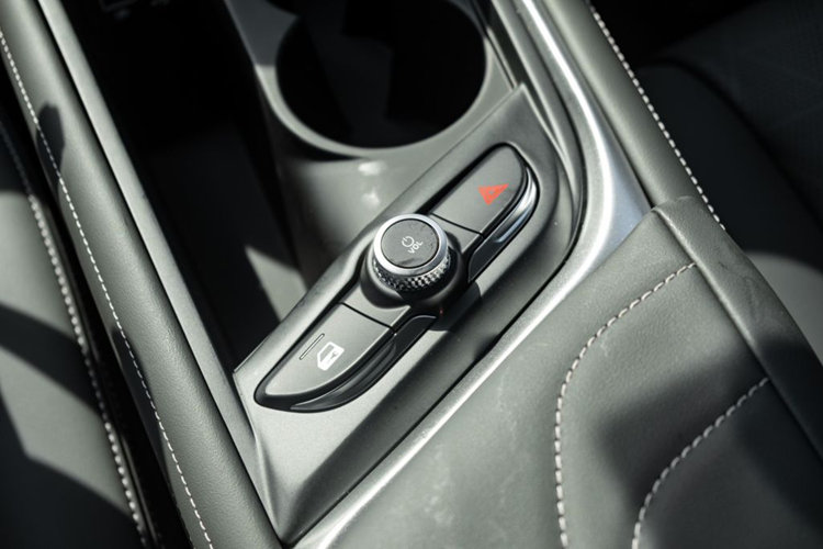 Ngoài ra, khách hàng còn được hỗ trợ bởi một loạt dịch vụ hậu mãi độc đáo dành riêng cho xe điện VinFast trong suốt quá trình sử dụng xe, bao gồm: Sửa chữa lưu động (Mobile Service), Sạc pin lưu động (Mobile Charging)