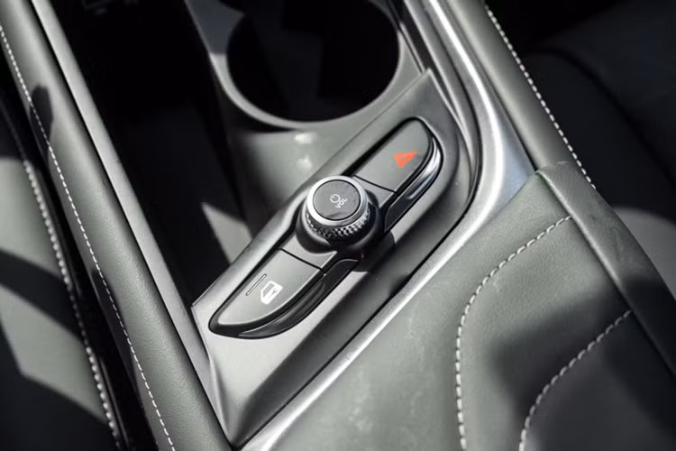 Ngoài ra, khách hàng còn được hỗ trợ bởi một loạt dịch vụ hậu mãi độc đáo dành riêng cho xe điện VinFast trong suốt quá trình sử dụng xe, bao gồm: Sửa chữa lưu động (Mobile Service), Sạc pin lưu động (Mobile Charging)