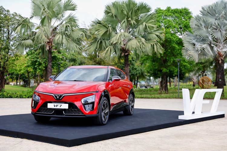 VinFast VF7 tại Việt Nam có hai phiên bản gồm Base và Plus, trong đó bản Base có giá 850 triệu đồng (chưa bao gồm pin) và 999 triệu đồng (đã bao gồm pin); bản Plus có giá 999 triệu đồng (chưa bao gồm pin) và 1,199 tỷ đồng (đã bao gồm pin).