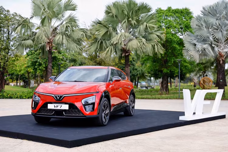VinFast VF7 tại Việt Nam có hai phiên bản gồm Base và Plus, trong đó bản Base có giá 850 triệu đồng (chưa bao gồm pin) và 999 triệu đồng (đã bao gồm pin); bản Plus có giá 999 triệu đồng (chưa bao gồm pin) và 1,199 tỷ đồng (đã bao gồm pin).