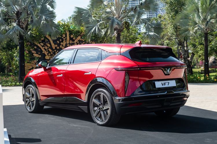 Đi kèm với đó là hệ dẫn động hai cầu toàn thời gian (bản Plus), mang lại trải nghiệm lái vượt tầm phân khúc. Giống như các mẫu ô tô điện khác của VinFast, VF7 cũng được trang bị loạt tính năng hỗ trợ lái nâng cao (ADAS) tiên tiến như: giám sát hành trình thích ứng, cảnh báo chệch làn, cảnh báo va chạm phía trước