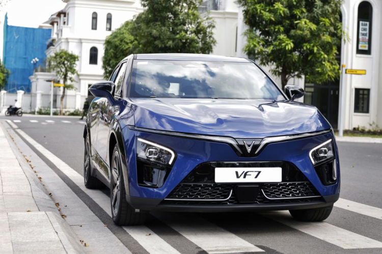 Ngoài ra, với quãng đường di chuyển tối đa sau mỗi lần sạc đầy theo tiêu chuẩn WLTP của phiên bản Base là 375 km (dung lượng pin 59,6 kWh) và của bản Plus là 431 km (dung lượng pin 75,3 kWh), chi phí năng lượng trung bình trên mỗi km di chuyển của VF 7 cũng thấp hơn đáng kể so với xe xăng.