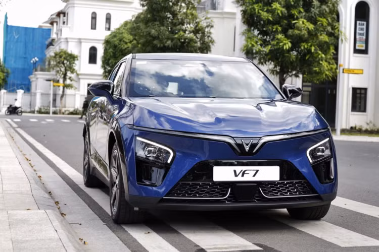 Ngoài ra, với quãng đường di chuyển tối đa sau mỗi lần sạc đầy theo tiêu chuẩn WLTP của phiên bản Base là 375 km (dung lượng pin 59,6 kWh) và của bản Plus là 431 km (dung lượng pin 75,3 kWh), chi phí năng lượng trung bình trên mỗi km di chuyển của VF 7 cũng thấp hơn đáng kể so với xe xăng.