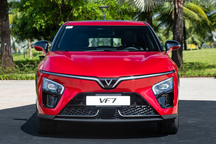 Không chỉ có chi phí sở hữu và chi phí sử dụng hấp dẫn, SUV điện VinFast VF7 còn là mẫu xe điện thông minh mạnh mẽ nhất phân khúc C, với phiên bản Plus được trang bị hai động cơ điện có tổng công suất tối đa lên tới 349 mã lực (260 kW), mô-men xoắn cực đại 500 Nm; phiên bản Base được trang bị một động cơ điện có công suất tối đa 174 mã lực (130 kW), mô-men xoắn cực đại 250 Nm.
