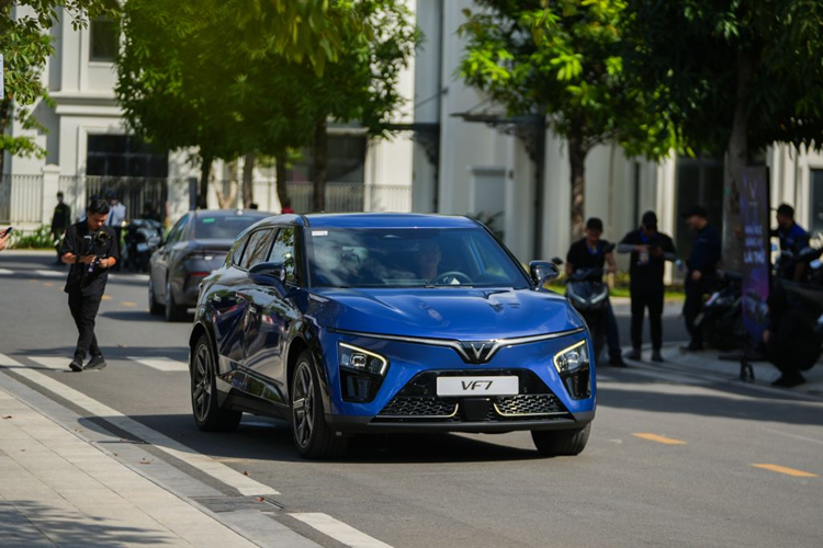 Với mức giá cùng chính sách thuê pin và ưu đãi kể trên, VinFast VF7 sẽ trở thành mẫu xe có giá lăn bánh tốt bậc nhất phân khúc C-SUV khi chính thức được bàn giao vào đầu năm 2024.