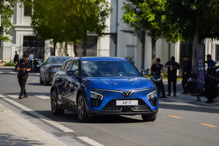 Với mức giá cùng chính sách thuê pin và ưu đãi kể trên, VinFast VF7 sẽ trở thành mẫu xe có giá lăn bánh tốt bậc nhất phân khúc C-SUV khi chính thức được bàn giao vào đầu năm 2024.