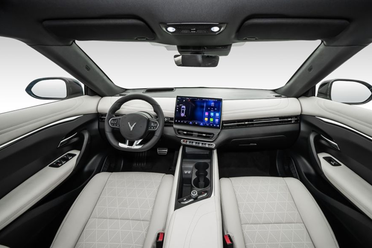 Cảnh báo phương tiện cắt ngang phía sau, cảnh báo điểm mù, cảnh báo mở cửa, phanh tự động khẩn cấp phía trước, hệ thống camera 360 độ... Bộ tính năng này sẽ tiếp tục được VinFast bổ sung và cập nhật miễn phí từ xa trong năm 2024.