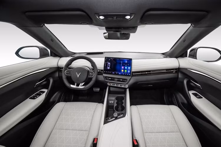 Cảnh báo phương tiện cắt ngang phía sau, cảnh báo điểm mù, cảnh báo mở cửa, phanh tự động khẩn cấp phía trước, hệ thống camera 360 độ... Bộ tính năng này sẽ tiếp tục được VinFast bổ sung và cập nhật miễn phí từ xa trong năm 2024.