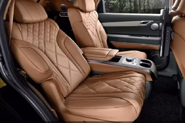 Thứ nhất là động cơ xăng 4 xi-lanh, tăng áp, dung tích 2.5L, sản sinh công suất tối đa 304 mã lực và mô-men xoắn cực đại 442 Nm. Thứ hai là động cơ xăng 6 xi-lanh, tăng áp, dung tích 3.5L với công suất tối đa 375 mã lực và mô-men xoắn cực đại 530 Nm.