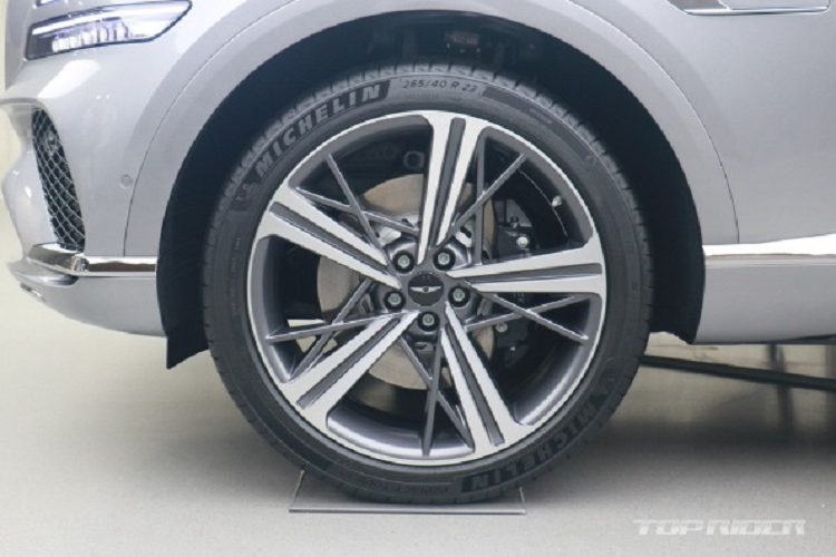 Bảng điều khiển trung tâm cũng được thiết kế lại với sự kết hợp giữa điều khiển cảm ứng và núm xoay vật lý cho hệ thống điều hoà, khay sạc điện thoại thông minh không dây mới và chỗ đựng cốc lớn hơn.