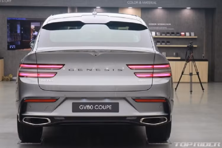 Cả hai biến thể của mẫu SUV hạng sang này đều được trang bị hệ thống treo điều khiển điện tử, chế độ lái địa hình sử dụng công nghệ AI và gói ADAS nâng cao cùng 10 túi khí an toàn. Hiện giá bán của Genesis GV80 Coupe 2024 vẫn chưa được tiết lộ. Dự kiến, xe sẽ bắt đầu được bán ra tại quê nhà Hàn Quốc vào ngày 11/10 tới đây.