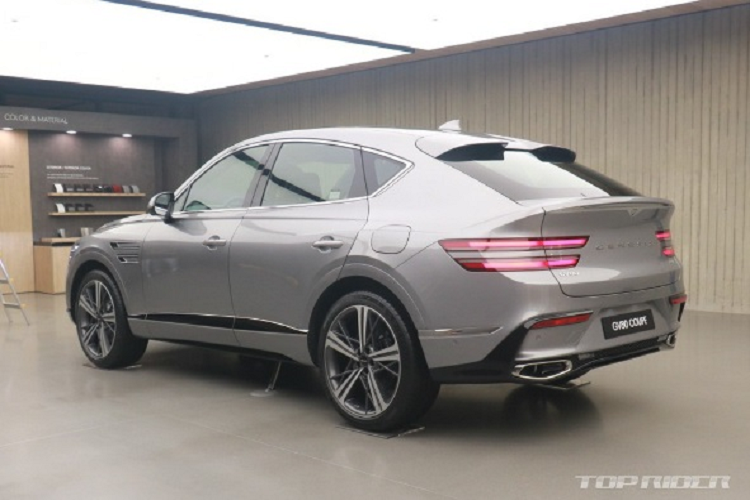 Genesis được trang bị bộ mâm hợp kim, kích thước tuỳ chọn 19, 20 hoặc 22 inch với hai kiểu dáng vành đặc trưng cho GV80 Coupe cùng màu sơn mới. Về nội thất, khoang cabin của Genesis GV80 Coupe 2024 gây ấn tượng với màn hình OLED 27 inch mới, đặt nổi trên mặt táp-lô, tích hợp bảng đồng hồ kỹ thuật số và màn hình cảm ứng trung tâm vào làm một.