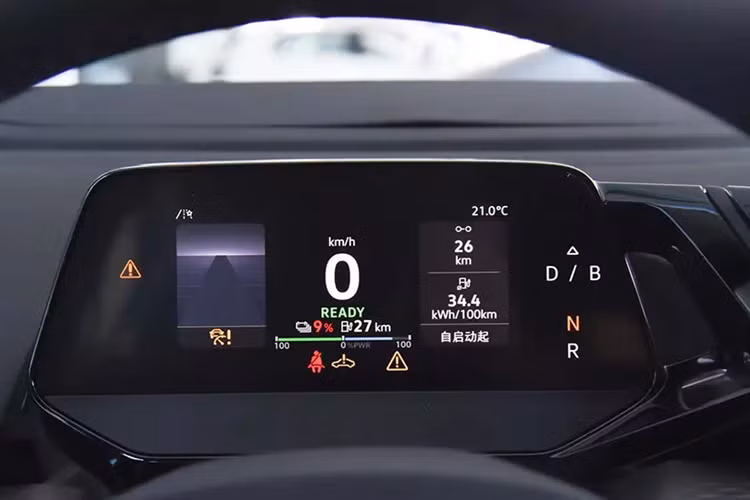 Bên cạnh đó là những đường dập gân nổi bật ở sườn xe, vành đa chấu với thiết kế khí động lực học, nóc dốc về phía sau theo phong cách coupe, đèn hậu nằm vắt ngang đuôi xe và cửa cốp đóng/mở chỉnh điện với cảm biến đá cốp. Vành la-zăng sẽ có đường kính từ 19 - 21 inch, tùy phiên bản.