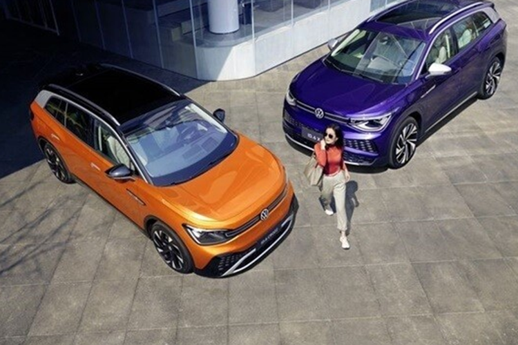 ệ thống lọc không khí, sạc điện thoại không dây, điều khiển bằng giọng nói, hệ thống âm thanh Harman Kardon 12 loa, màn hình hiển thị thông tin kính lái với công nghệ thực tế ảo, đèn viền trang trí nội thất và cửa sổ trời toàn cảnh. Tại thị trường Trung Quốc, mẫu ô tô điện này có 4 phiên bản.