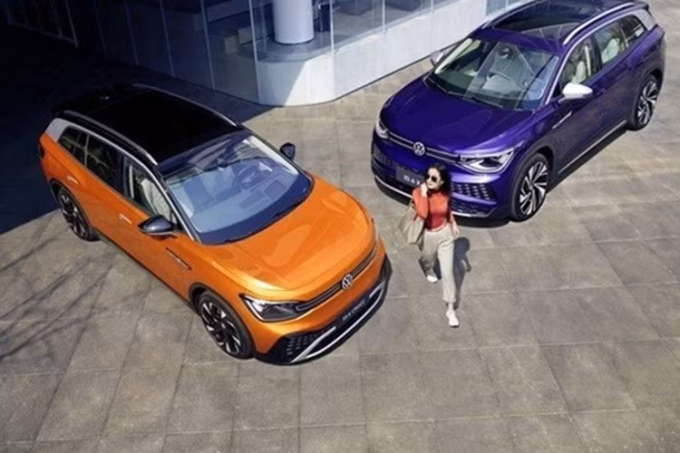 ệ thống lọc không khí, sạc điện thoại không dây, điều khiển bằng giọng nói, hệ thống âm thanh Harman Kardon 12 loa, màn hình hiển thị thông tin kính lái với công nghệ thực tế ảo, đèn viền trang trí nội thất và cửa sổ trời toàn cảnh. Tại thị trường Trung Quốc, mẫu ô tô điện này có 4 phiên bản.