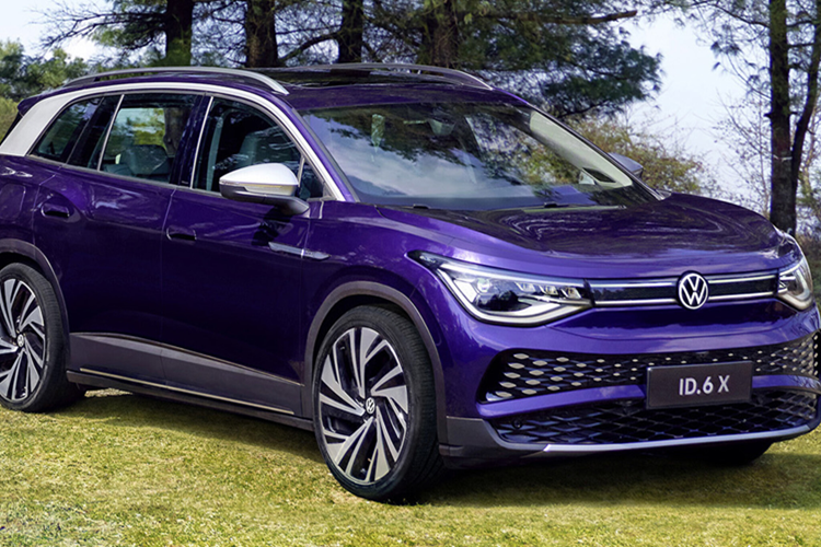 Cuối cùng là những trang bị an toàn như 6 túi khí, hệ thống cảnh báo người lái mất tập trung, cảnh báo va chạm khi mở cửa, cảm biến hỗ trợ đỗ xe trước/sau, cảnh báo áp suất lốp, hệ thống kiểm soát hành trình thích ứng, hỗ trợ chuyển làn đường, cảnh báo va chạm đi kèm phanh tự động, hỗ trợ giữ làn đường, cảnh báo tiền va chạm, nhận biết biển báo giao thông và camera 360 độ.