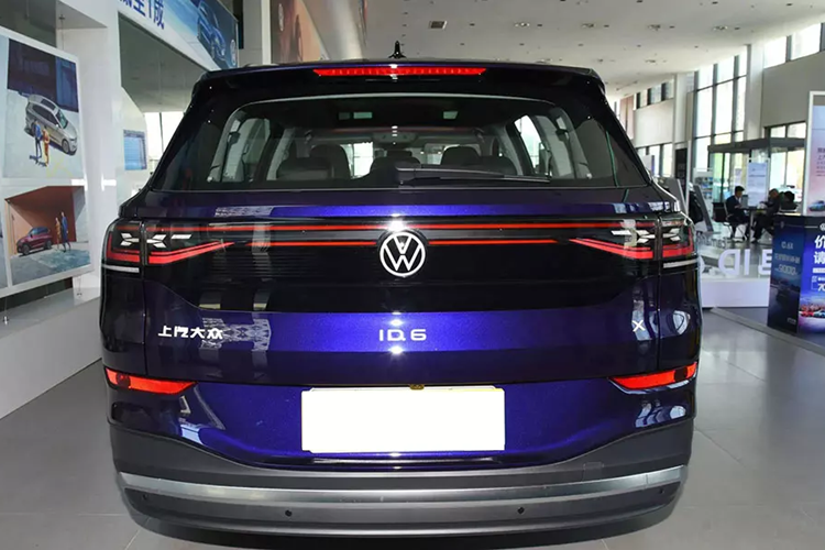 Giá xe Volkswagen ID.6 X ở Việt Nam chưa được hé lộ. Trong khi đó, tại Trung Quốc, xe có giá dao động từ 259.888 - 329.388 Nhân dân tệ (khoảng 889 triệu đến 1,12 tỷ đồng).