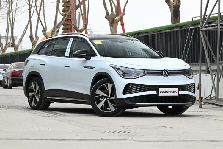 Bên trong Volkswagen ID.6 X là không gian nội thất 6 chỗ hoặc 7 chỗ ngồi. Xe có những trang bị đáng chú ý như vô lăng vát đáy thể thao, ghế trước chỉnh điện 12 hướng/sưởi/nhớ vị trí, bảng đồng hồ kỹ thuật số 5,3 inch, màn hình cảm ứng trung tâm 12 inch, gương chiếu hậu chống chói tự động, điều hòa tự động 3 vùng độc lập