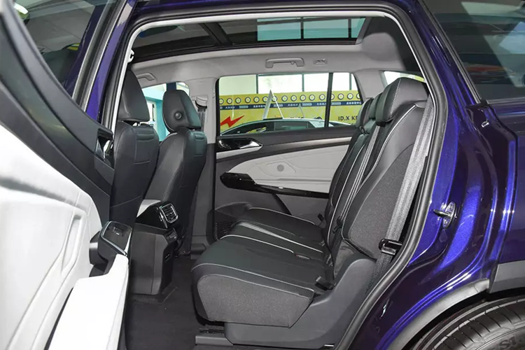 Light Matrix hiện đại, tích hợp đèn LED định vị ban ngày, khe gió giả cỡ lớn trang trí bằng những chi tiết mạ crôm và hốc gió trung tâm rộng trên cản trước.