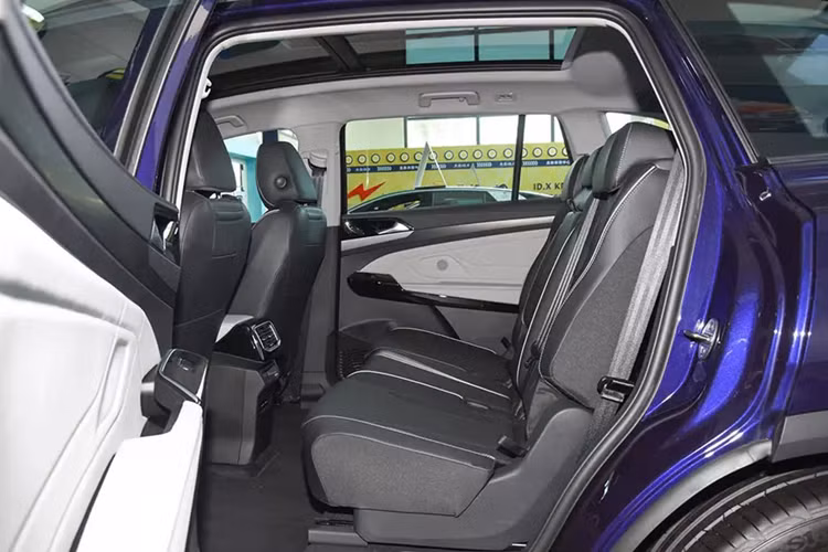 Light Matrix hiện đại, tích hợp đèn LED định vị ban ngày, khe gió giả cỡ lớn trang trí bằng những chi tiết mạ crôm và hốc gió trung tâm rộng trên cản trước.