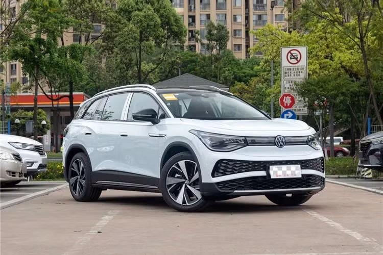 Bản tiêu chuẩn dùng 1 mô-tơ điện mạnh 132 kW (khoảng 179 mã lực) và mô-men xoắn cực đại 310 Nm. 2 phiên bản tầm trung được trang bị 1 mô-tơ điện với công suất tối đa 150 kW (204 mã lực) và mô-men xoắn cực đại 310 Nm. Bản cao cấp nhất có 2 mô-tơ điện với thông số 80 kW (108 mã lực)/162 Nm và 150 kW (204 mã lực)/310 Nm.