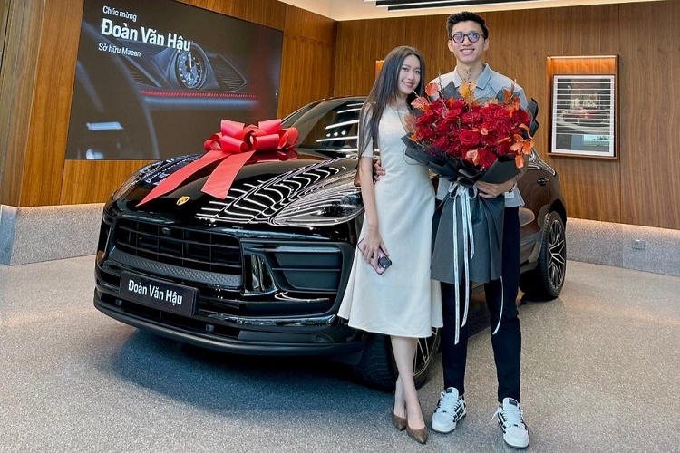 Trước Vũ Văn Thanh, cầu thủ Đoàn Văn Hậu, đang chơi ở vị trí hậu vệ trái cho CLB Công an Hà Nội và đội tuyển quốc gia Việt Nam, cũng chọn Porsche Macan làm bạn đồng hành mới nhất cùng với mình, nhưng khác với người anh em đá chung vị trí hậu vệ, Văn Hậu mua xe Porsche Macan chính hãng, ngoại thất lại sở hữu màu đen.