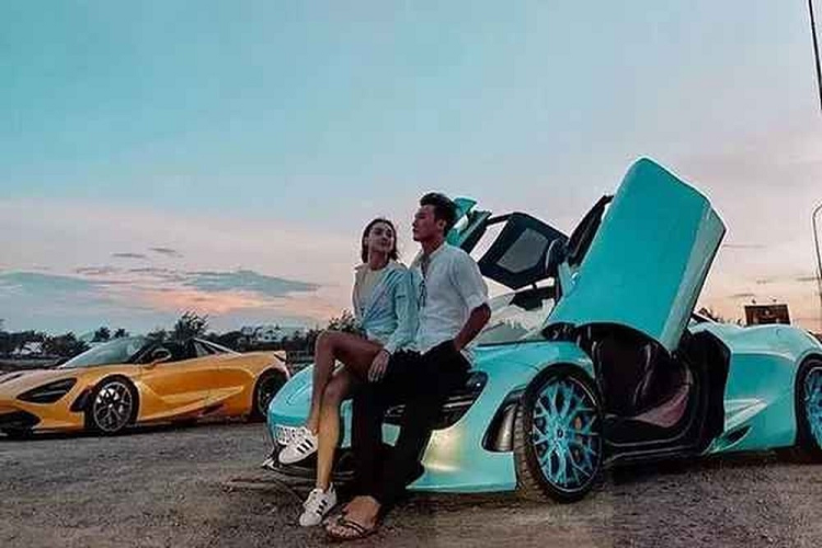 Nhưng để nói về độ trải nghiệm xe đẳng cấp nhất của các cầu thủ câu lạc bộ Công an Hà Nội thì phải kể đến thủ môn Bùi Tiến Dũng khi từng được tặng 1 chiếc Mercedes-Benz GLC, ngoài ra, thủ môn cho câu lạc bộ Công an Hà Nội tại V.League 1 còn từng sở hữu một chiếc xe BMW i8 biển 69A-066.66, hay còn gọi tứ quý 6.