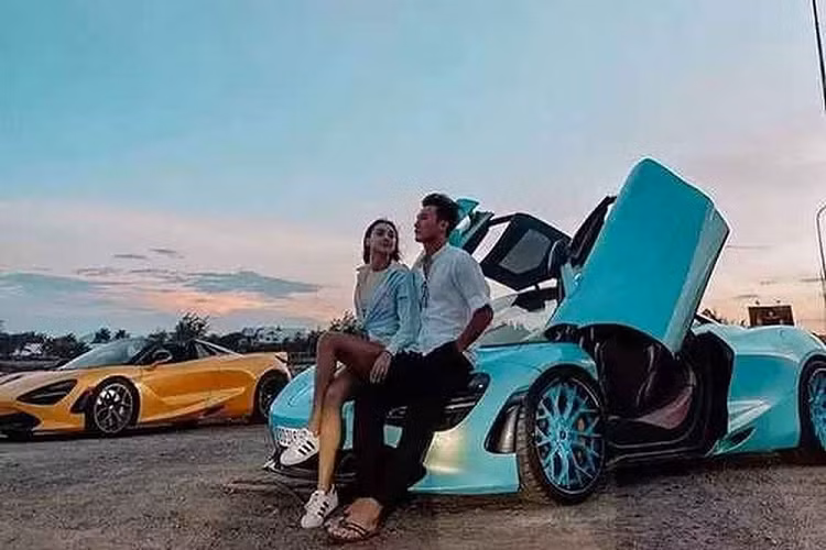 Nhưng để nói về độ trải nghiệm xe đẳng cấp nhất của các cầu thủ câu lạc bộ Công an Hà Nội thì phải kể đến thủ môn Bùi Tiến Dũng khi từng được tặng 1 chiếc Mercedes-Benz GLC, ngoài ra, thủ môn cho câu lạc bộ Công an Hà Nội tại V.League 1 còn từng sở hữu một chiếc xe BMW i8 biển 69A-066.66, hay còn gọi tứ quý 6.