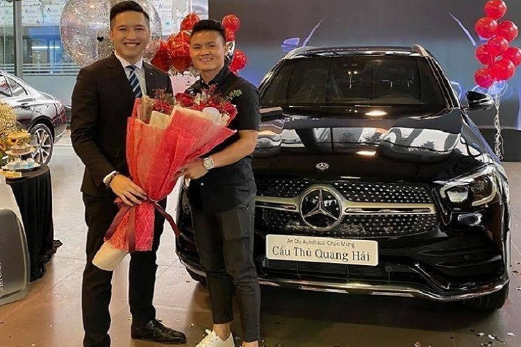 Đã nhắc đến bộ sưu tập xe sang của cầu thủ CLB Công an Hà Nội không thể bỏ qua được Quang Hải, chàng tiền vệ có cái chân trái lắc léo và cũng từng gây không ít thị phi trên mạng xã hội với những mối tình chớp nhoáng với các người đẹp. Quang Hải từng mua 1 chiếc xe Mercedes-Benz GLC 300 4Matic để trải nghiệm, chiếc SUV của cầu thủ Quang Hải có ngoại thất màu đen.
