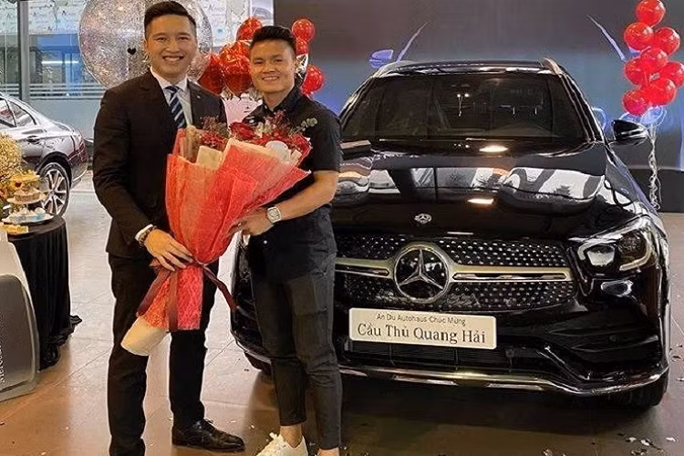 Đã nhắc đến bộ sưu tập xe sang của cầu thủ CLB Công an Hà Nội không thể bỏ qua được Quang Hải, chàng tiền vệ có cái chân trái lắc léo và cũng từng gây không ít thị phi trên mạng xã hội với những mối tình chớp nhoáng với các người đẹp. Quang Hải từng mua 1 chiếc xe Mercedes-Benz GLC 300 4Matic để trải nghiệm, chiếc SUV của cầu thủ Quang Hải có ngoại thất màu đen.