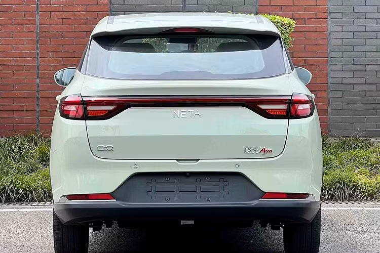 Ngoại trừ những điểm mới trên, Neta Aya 2024 sở hữu thiết kế tổng thể và đèn pha không khác gì bản cũ. Điều này không có gì bất ngờ vì đây chỉ là phiên bản nâng cấp giữa vòng đời. Ngay cả kích thước của xe cũng giữ nguyên như cũ, bao gồm chiều dài 4.070 mm, chiều rộng 1.690 mm, chiều cao 1.540 mm và chiều dài cơ sở chỉ 2.420 mm.