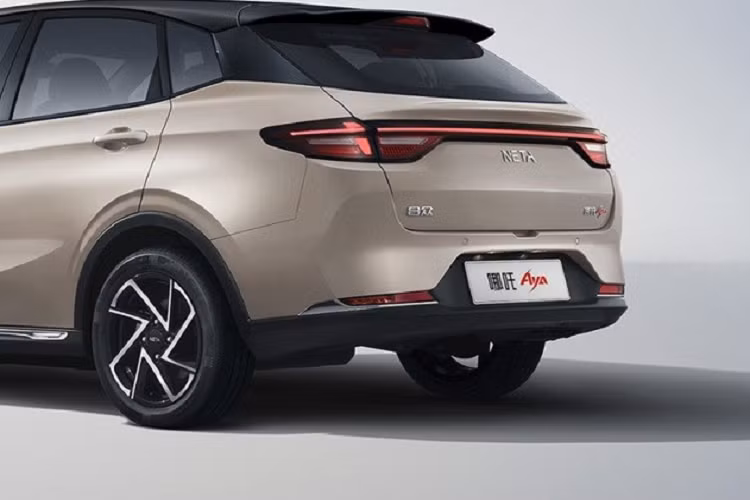 Hiện giá xe Neta Aya 2024 chưa được công bố. Trong khi đó, phiên bản cũ của mẫu ô tô điện này đang được bán tại Thái Lan với giá chỉ từ 549.000 Baht (khoảng 377 triệu đồng), rẻ hơn VinFast VF5 Plus ở Việt Nam.