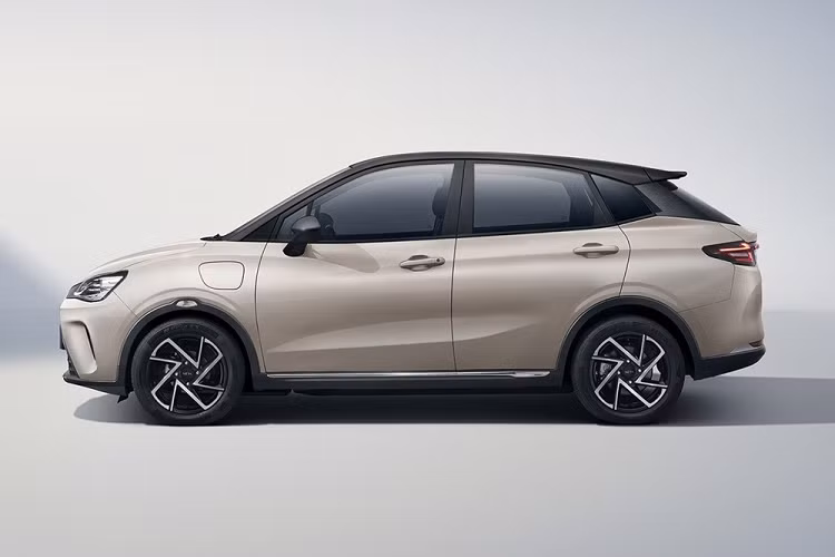 Vòng ra phía sau, chúng ta sẽ bắt gặp cụm đèn hậu mới với thiết kế xuyên suốt, nằm vắt ngang đuôi xe thay vì tách rời như trước. Cụm đèn hậu này có thiết kế khá giống mẫu xe Beijing X7 đang bán ở Việt Nam. Tương tự đèn hậu, dải đèn nằm trên cản sau cũng được thu gọn lại. Ngoài ra, Neta Aya 2024 còn có thêm ngoại thất phối 2 màu với nóc đen tương phản.