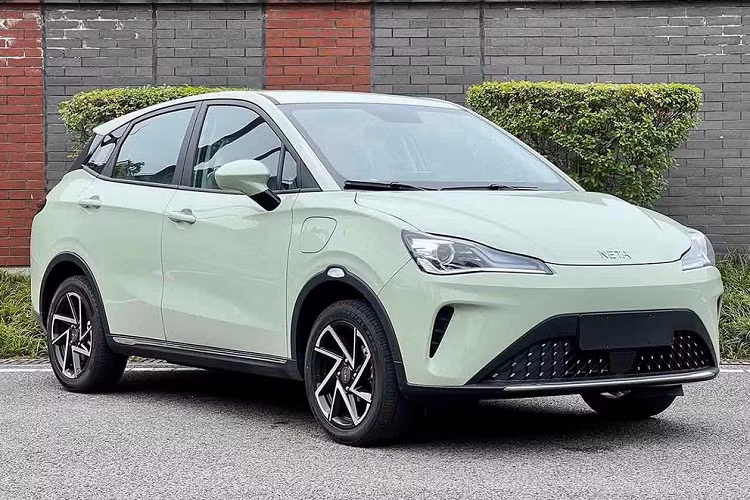 Cụ thể, xe được trang bị hốc gió trung tâm cỡ lớn hơn trước và trang trí bằng những chi tiết mạ crôm đa điểm. Ở hai góc cản trước có thêm khe gió nhỏ nằm dọc mới. Những thay đổi này giúp khu vực đầu xe crossover Neta Aya 2024 chạy điện bớt đơn điệu so với phiên bản cũ. Thay đổi tiếp theo của là vành la-zăng bên sườn. Bộ vành này có thiết kế 4 chấu kép và phay xước 2 màu thể thao hơn.