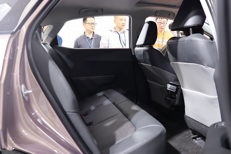 Bên trong Toyota bZ3 2023 là không gian nội thất được thiết kế tối giản với những chi tiết thiết kế thẳng thớm. Xe được trang bị vô lăng hình chữ nhật, tích hợp các phím chức năng. Phía sau vô lăng là bảng đồng hồ kỹ thuật số nằm sát với kính lái. Trong khi đó, màn hình cảm ứng trung tâm của xe có kích thước lên đến 12,3 inch và nằm dọc. Màn hình này có thể chia đôi để hiển thị những tính năng khác nhau.