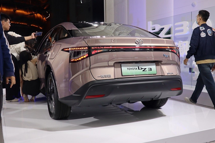 Thêm vào đó là hốc gió trung tâm khá rộng ở cản trước, vành la-zăng có thiết kế khí động lực học với đường kính từ 16 - 18 inch, tay nắm cửa nằm chìm vào thân xe và đèn hậu LED. Cổng sạc của xe được đặt ở chắn bùn sau bên trái để người lái dễ sử dụng khi lùi vào chỗ sạc.